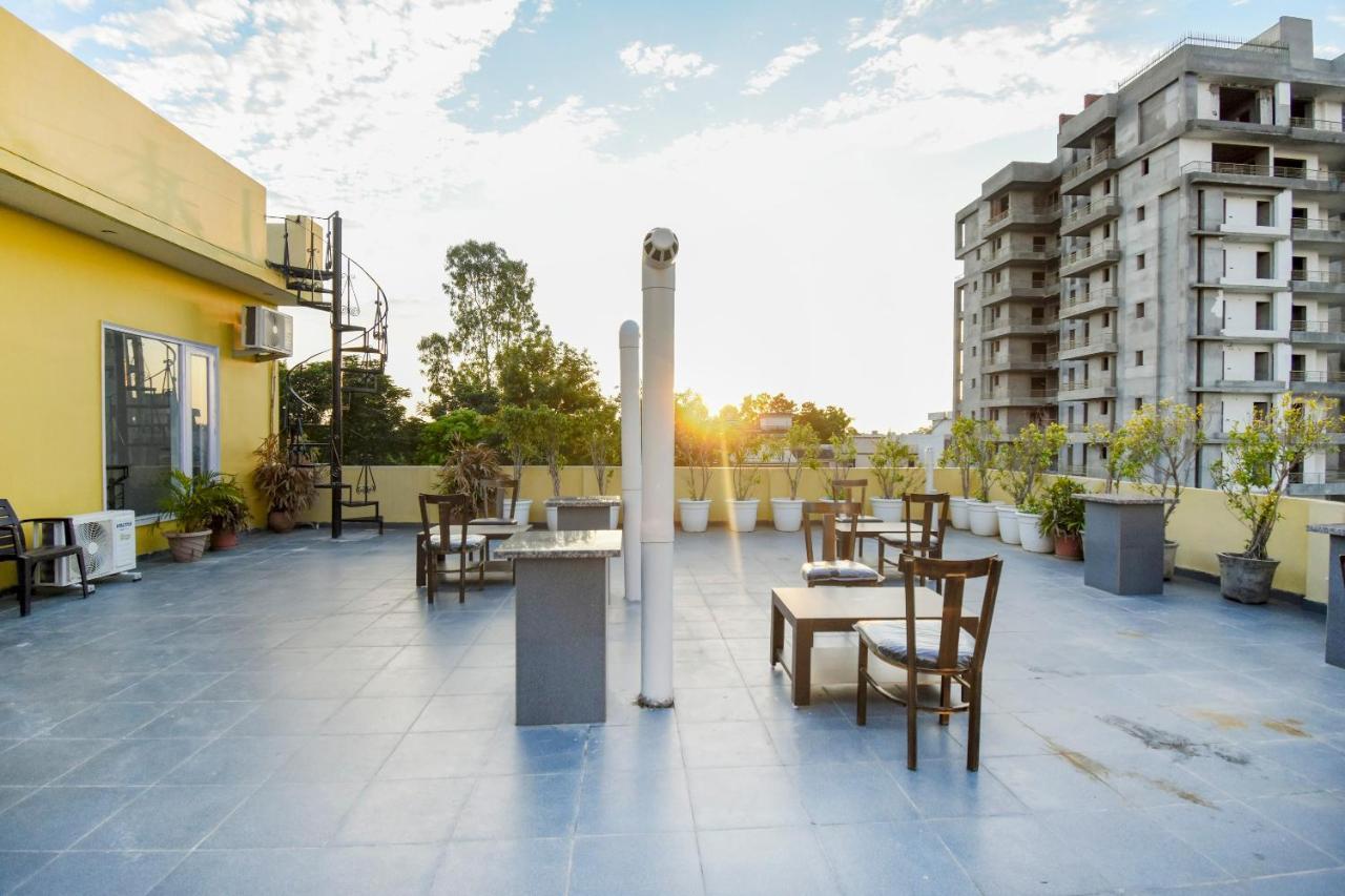 Hotel Oyo 75460 Sky High Residency Ludhiana Exterior foto